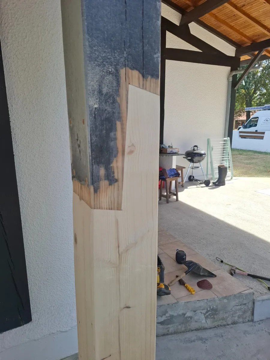 Poteau ancien prolongé par une pièce de bois neuve assemblée