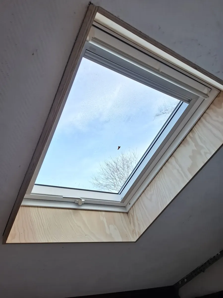 Habillage intérieur d'un Velux en contreplaqué pin à Saint-Perdon