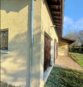 Gouttière et descente d'eaux pluviales le long d'un mur de maison