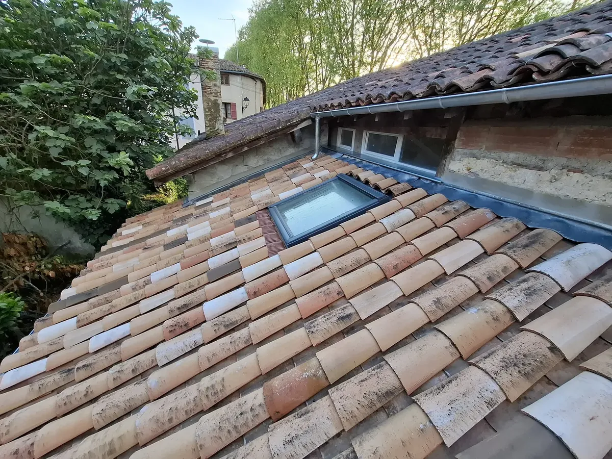 Couverture en tuile canal avec Velux et appuis en zinc à Labastide-d'Armagnac