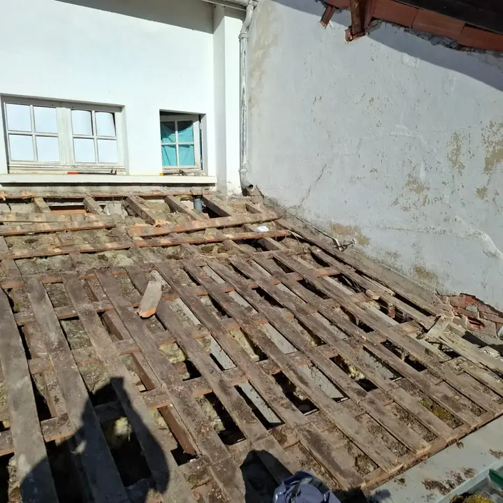 Ancien lattage mis à nu pendant la réfection d'une toiture