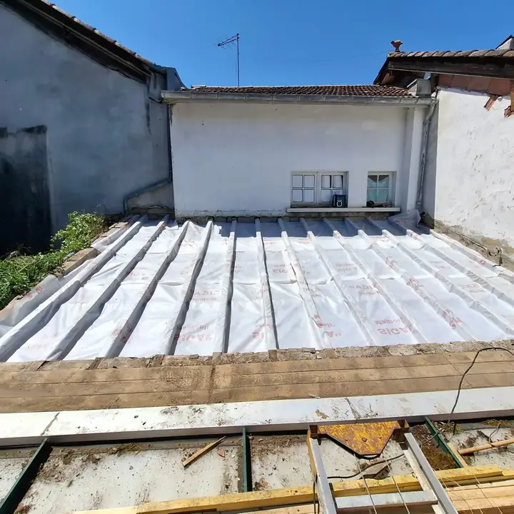 Membrane posée sur la toiture avant l'isolant, à Labastide-d'Armagnac