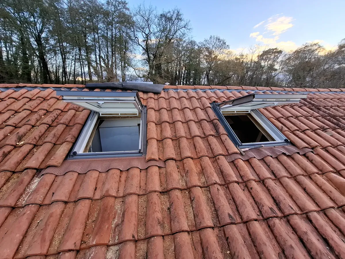 Deux des trois Velux posés dans une couverture en tuiles à Saint-Perdon