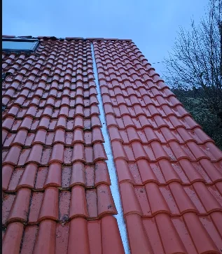 Couloir en zinc raccordant une couverture existante à une nouvelle